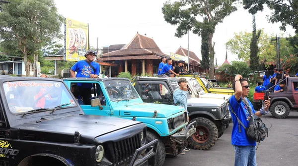 Счастливые Друзья Туристы Совершающие Экскурсию Конвертируемый Джип Solo Indonesia Марта — стоковое фото