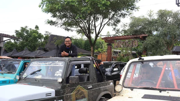 Buoni Amici Turisti Che Fanno Escursione Auto Jeep Convertibile Solo — Foto Stock