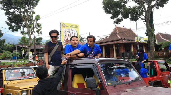 Glada Turister Vänner Gör Utflykt Cabriolet Jeep Bil Solo Indonesien — Stockfoto