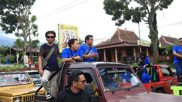 Glückliche Touristen Freunde Tun Ausflug Cabrio Jeep Auto Solo Indonesien — Stockfoto