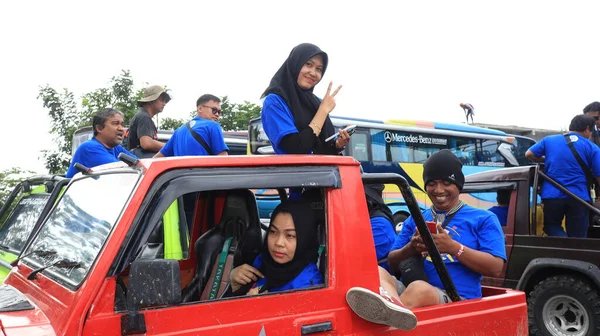 Happy Tourists Friends Doing Excursion Convertible Jeep Car Solo Indonesia — Foto de Stock