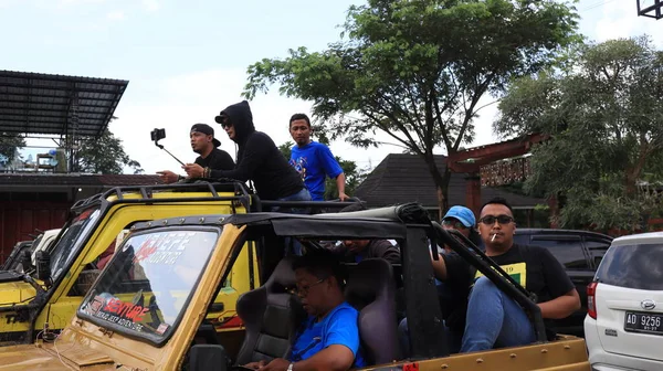 Turistas Felizes Amigos Fazendo Excursão Carro Jipe Conversível Solo Indonésia — Fotografia de Stock