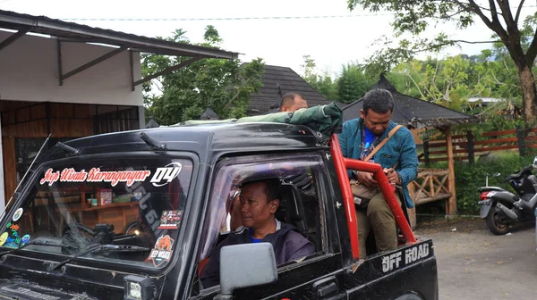 Mutlu Turist Arkadaşlar Üstü Açık Bir Jip Kullanıyorlar Solo Endonezya — Stok fotoğraf