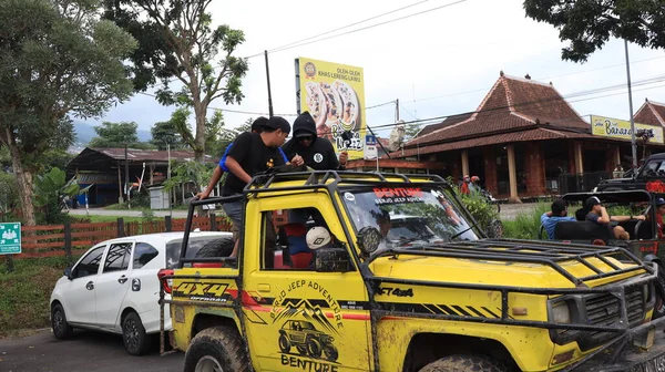 Heureux Touristes Amis Faisant Excursion Convertible Jeep Voiture Solo Indonésie — Photo