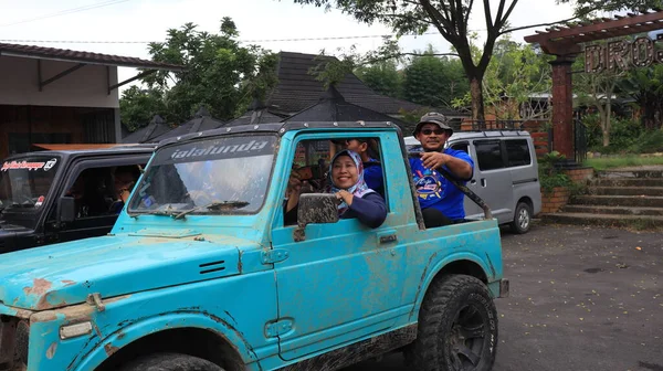 Mutlu Turist Arkadaşlar Üstü Açık Bir Jip Kullanıyorlar Solo Endonezya — Stok fotoğraf