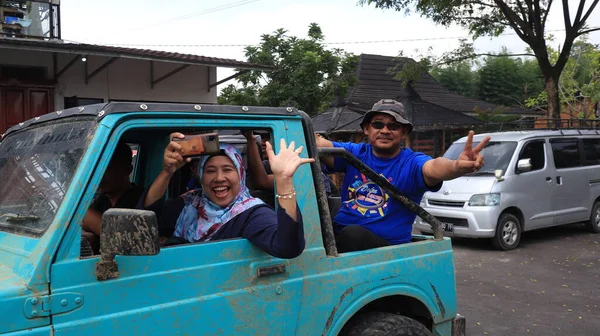 Ευτυχισμένοι Φίλοι Τουρίστες Που Κάνουν Εκδρομή Μετατρέψιμο Αυτοκίνητο Τζιπ Solo — Φωτογραφία Αρχείου