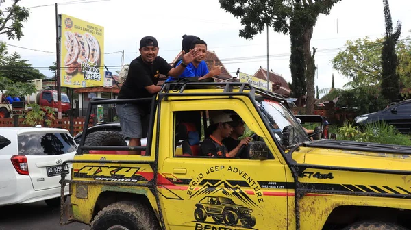 Turistas Felizes Amigos Fazendo Excursão Carro Jipe Conversível Solo Indonésia — Fotografia de Stock