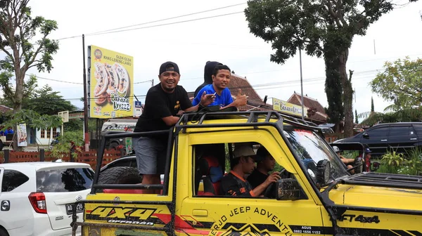 Happy Tourists Friends Doing Excursion Cabtible Jeep Car Egyéni Indonézia — Stock Fotó