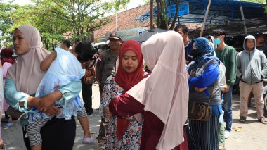 Mahalle sakinleri Rupiah mezhebini değiştirmek için sıraya girdiler Pekalongan Endonezya 27 Mart 2023