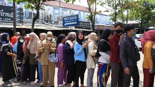 Einwohner Stehen Schlange Rupiah Stückelungen Tauschen Pekalongan Indonesien März 2023 — Stockfoto