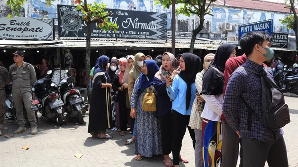 Bewoners Staan Rij Rupiah Denominaties Uit Wisselen Pekalongan Indonesia Maart — Stockfoto