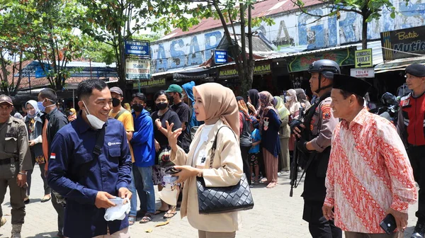 Los Residentes Alinean Para Intercambiar Denominaciones Rupia Pekalongan Indonesia Marzo —  Fotos de Stock