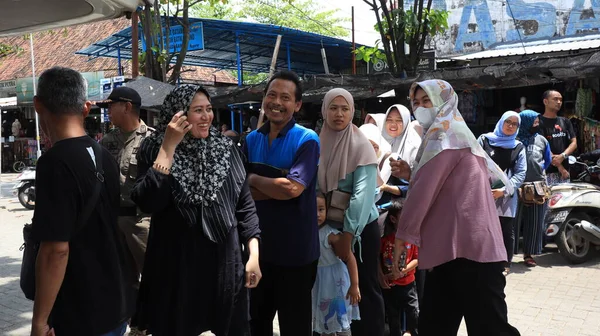 Mahalle Sakinleri Rupiah Mezhebini Değiştirmek Için Sıraya Girdiler Pekalongan Endonezya — Stok fotoğraf