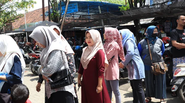 Invånare Rada Upp För Att Utbyta Rupiah Valörerna Pekalongan Indonesien — Stockfoto