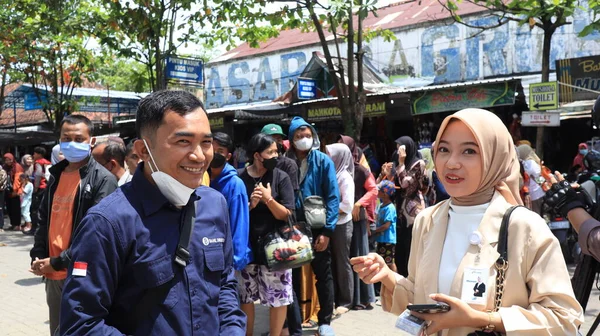 Κάτοικοι Παρατάσσονται Για Ανταλλάξουν Ονομαστικές Αξίες Ρουπίας Pekalongan Ινδονησία Μαρτίου — Φωτογραφία Αρχείου