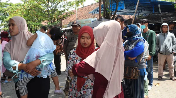 Residentes Alinham Para Trocar Denominações Rupias Pekalongan Indonésia Março 2023 — Fotografia de Stock