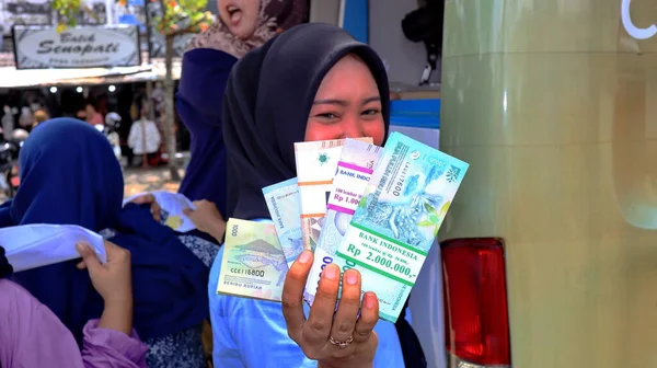 Residentes Alinham Para Trocar Denominações Rupias Pekalongan Indonésia Março 2023 — Fotografia de Stock