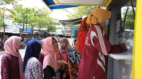 Los Residentes Alinean Para Intercambiar Denominaciones Rupia Pekalongan Indonesia Marzo —  Fotos de Stock