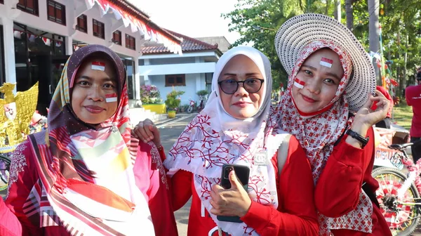 Κάτοικοι Γιορτάζουν Γενέθλια Του Κράτους Της Ινδονησίας Μοναδικές Παρελάσεις Και — Φωτογραφία Αρχείου