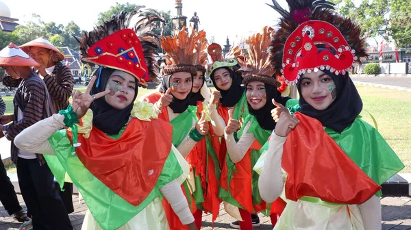 Mieszkańcy Świętują Urodziny Indonezyjskiego Państwa Wyjątkowymi Paradami Kostiumami Batang Indonesia — Zdjęcie stockowe
