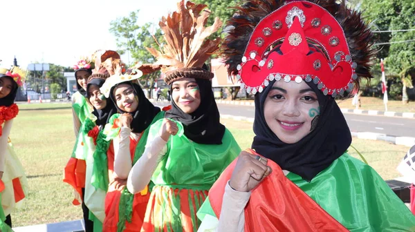 Los Residentes Celebran Cumpleaños Del Estado Indonesio Con Desfiles Disfraces — Foto de Stock