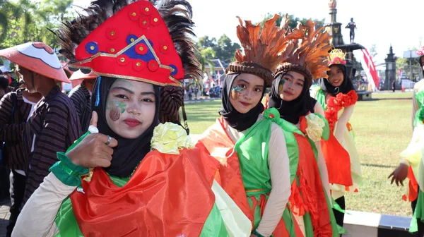 Жителі Святкують День Народження Індонезійської Держави Унікальними Парадами Костюмами Батанг — стокове фото