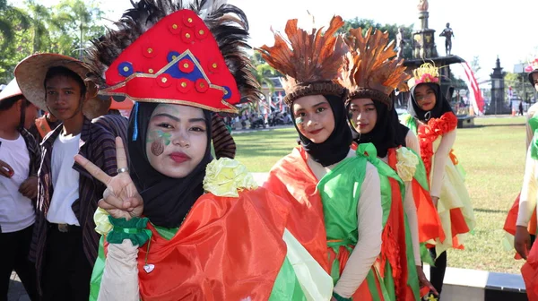 Residentes Celebram Aniversário Estado Indonésio Com Desfiles Figurinos Únicos Batang — Fotografia de Stock