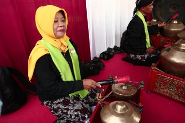 Geleneksel Cava müziği çalan bir grup gamelan oyuncusu. Geleneksel Cava kıyafetleri giyiyorlar. Batang Endonezya 'daki Gamelan oyuncuları, 8 Nisan 2019