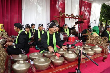 Geleneksel Cava müziği çalan bir grup gamelan oyuncusu. Geleneksel Cava kıyafetleri giyiyorlar. Batang Endonezya 'daki Gamelan oyuncuları, 8 Nisan 2019
