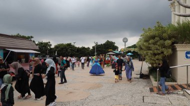 Turistler 26 Mayıs 2023 'te bir turizm parkında gezintiye çıkıyorlar.