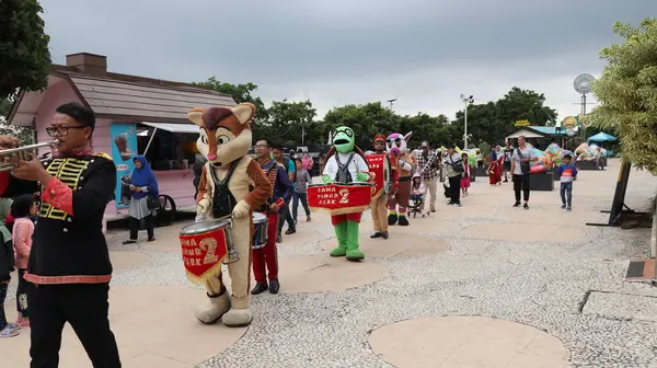 Turistler 26 Mayıs 2023 'te bir turizm parkında gezintiye çıkıyorlar.