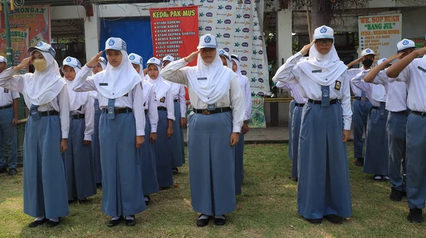Decenas Estudiantes Secundaria Indonesios Alinean Cuidadosamente Durante Ceremonia Batang Abril —  Fotos de Stock