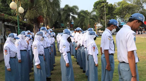 Decine Studenti Delle Scuole Superiori Indonesiane Allineano Ordinatamente Durante Cerimonia — Foto Stock