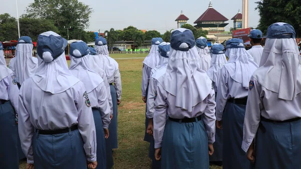 인도네시아의 고등학생들 2022 가에서 줄을서고 — 스톡 사진