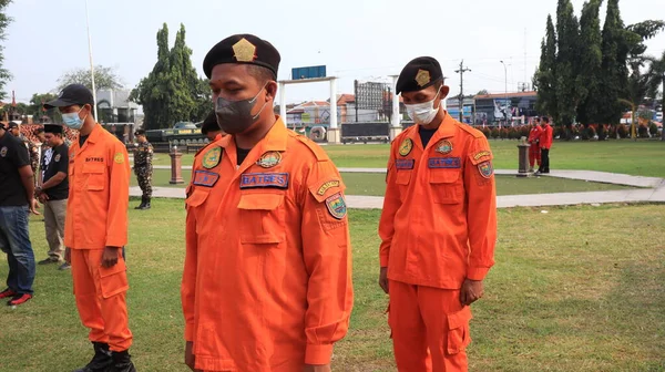Pasukan Basarnas Dinas Pencarian Dan Penyelamatan Berbaris Selama Upacara Batang — Stok Foto