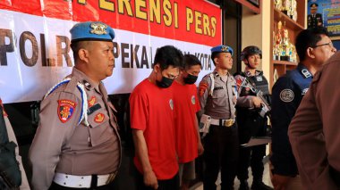 Polis tarafından tutuklanan suçlular Pekalongan Endonezya 24 Mayıs 2023