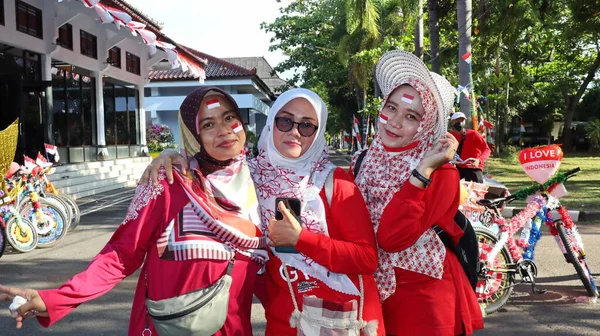 Warga Merayakan Ulang Tahun Negara Indonesia Dengan Parade Dan Kostum — Stok Foto