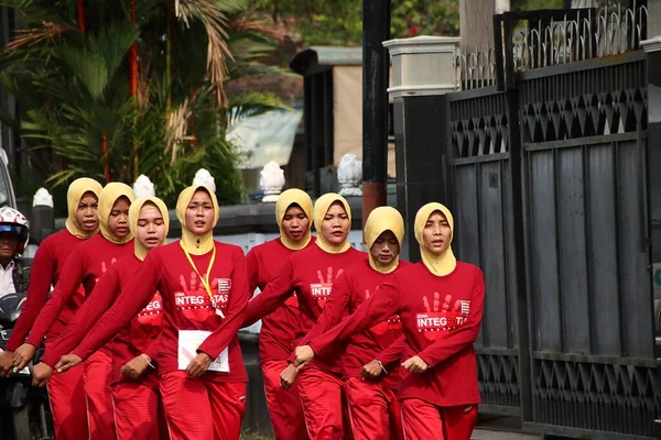 インドネシア独立記念日記念ウォーキング大会参加者グループ Batang Indonesia 2020年8月27日 — ストック写真