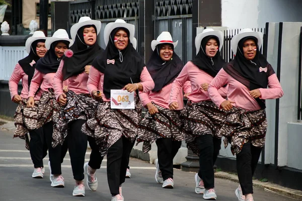 Grupa Uczestników Konkursu Spacerowego Upamiętniającego Dzień Niepodległości Indonezji Batang Indonesia — Zdjęcie stockowe