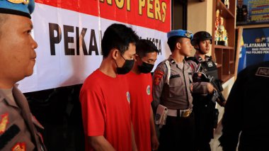 Polis tarafından tutuklanan suçlular Pekalongan Endonezya 24 Mayıs 2023