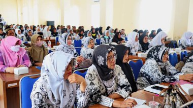 Bir grup öğretmen toplantı yapıyor, Pekalongan Endonezya 21 Eylül 2022