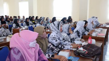 Bir grup öğretmen toplantı yapıyor, Pekalongan Endonezya 21 Eylül 2022