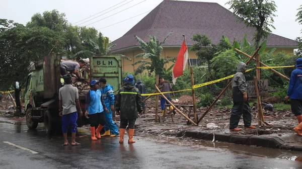 Gli Agenti Pulizia Ripuliscono Spazzatura Nel Fiume Sporco Pekalongan Indonesia — Foto Stock