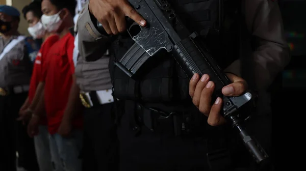 Polisi Memegang Karabin Otomatis Dengan Rompi Taktis Dengan Senjata Tangannya — Stok Foto