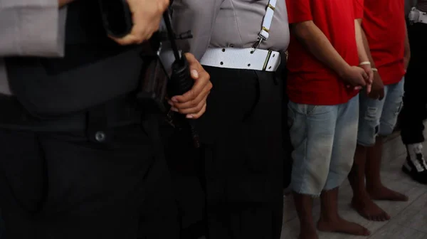 Polizia Una Carabina Automatica Con Giubbotto Tattico Con Arma Mano — Foto Stock