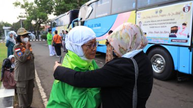 Seyyahlar, 5 Haziran 2023 'te hacca gitmek üzere ailelerine veda ettiler.