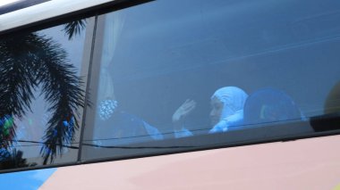 Seyyahlar, 5 Haziran 2023 'te hacca gitmek üzere ailelerine veda ettiler.
