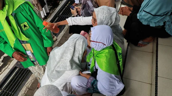 Pellegrini Salutano Loro Famiglie Partire Pellegrinaggio Batang Indonesia Giugno 2023 — Foto Stock