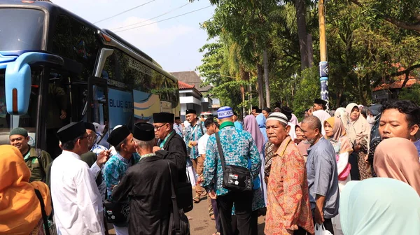 Pielgrzymi Pożegnają Się Rodzinami Aby Udać Się Pielgrzymkę Batang Indonesia — Zdjęcie stockowe