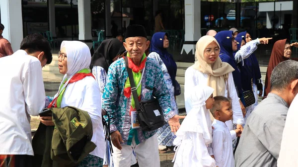 Poutníci Loučí Svými Rodinami Aby Odjeli Pouť Batang Indonesia Června — Stock fotografie
